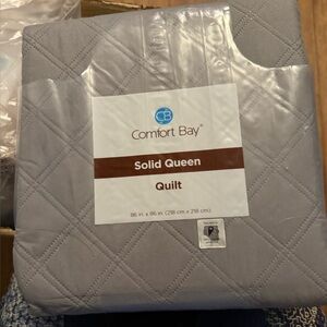 Comfort bay Queen Lightweight Quilt - Elegant Home Bedding, Brand new